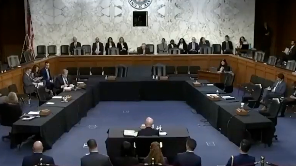 再度踩踏红线，美国会连出两招，矛头直指台湾，日本公开发出警告