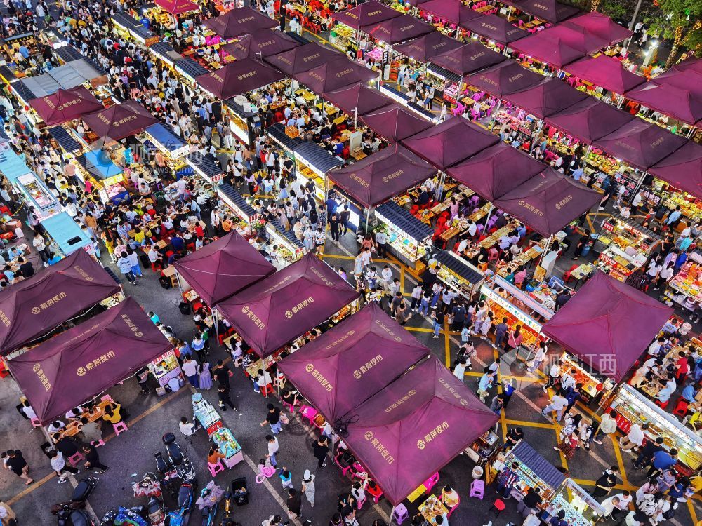 南昌市经开区紫荆夜市热闹非凡。(江西日报记者 洪子波 摄)