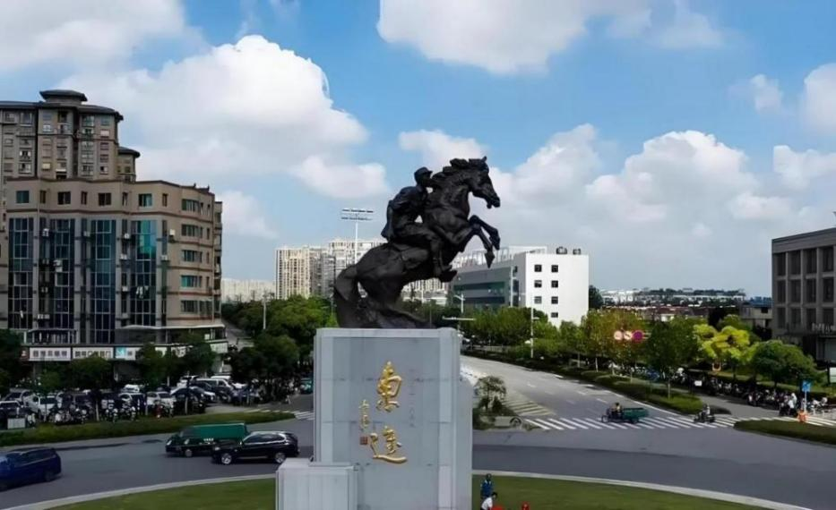 左图为矗立在东台二女桥畔的新四军“东进”雕塑