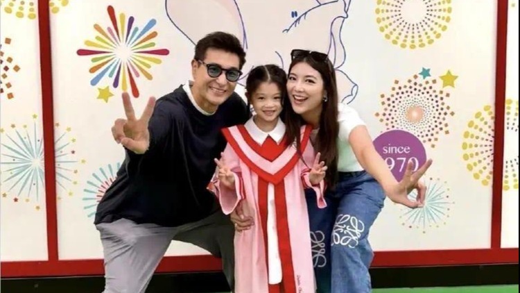 TVB视帝女儿幼儿园毕业，大方晒三口合照，小家伙像妈！封面图