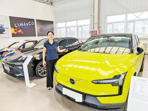 7月10日，张家口南山汽车产业基地招商中心，工作人员介绍领克汽车张家口工厂生产的一款车型。本报记者 魏 雨摄