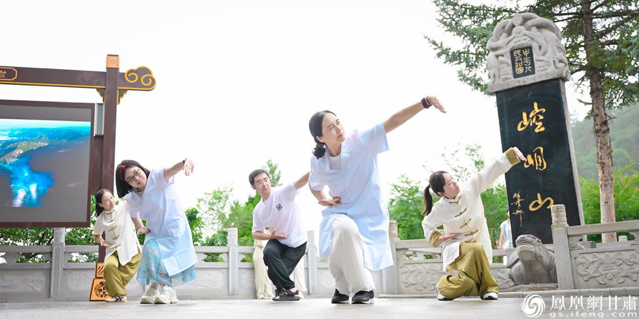 益兴传统养生功法习练者现场展示，引领观众共享健康之道。