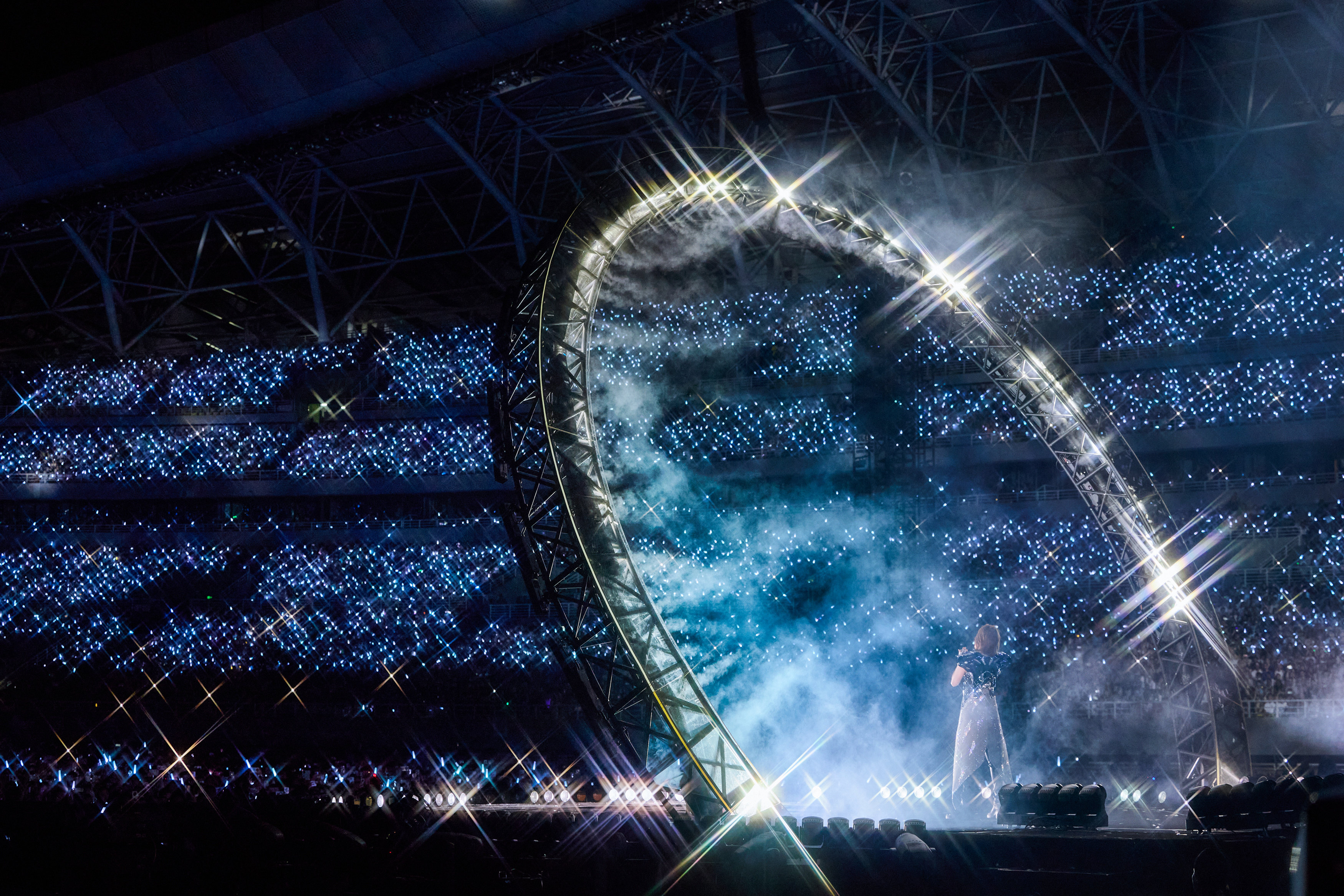 赭色日落与荧光海浪，八万人的25年之约  孙燕姿“就在日落以后”青岛双场完美收官