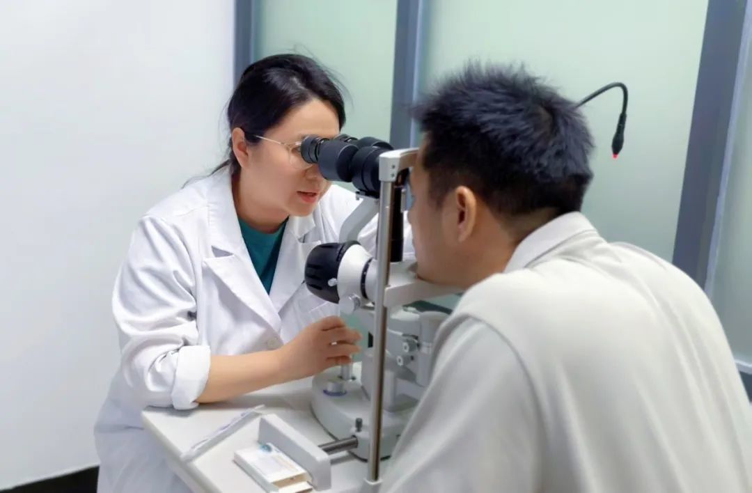 图：医务人员为患者张先生（化名）进行眼睛检查