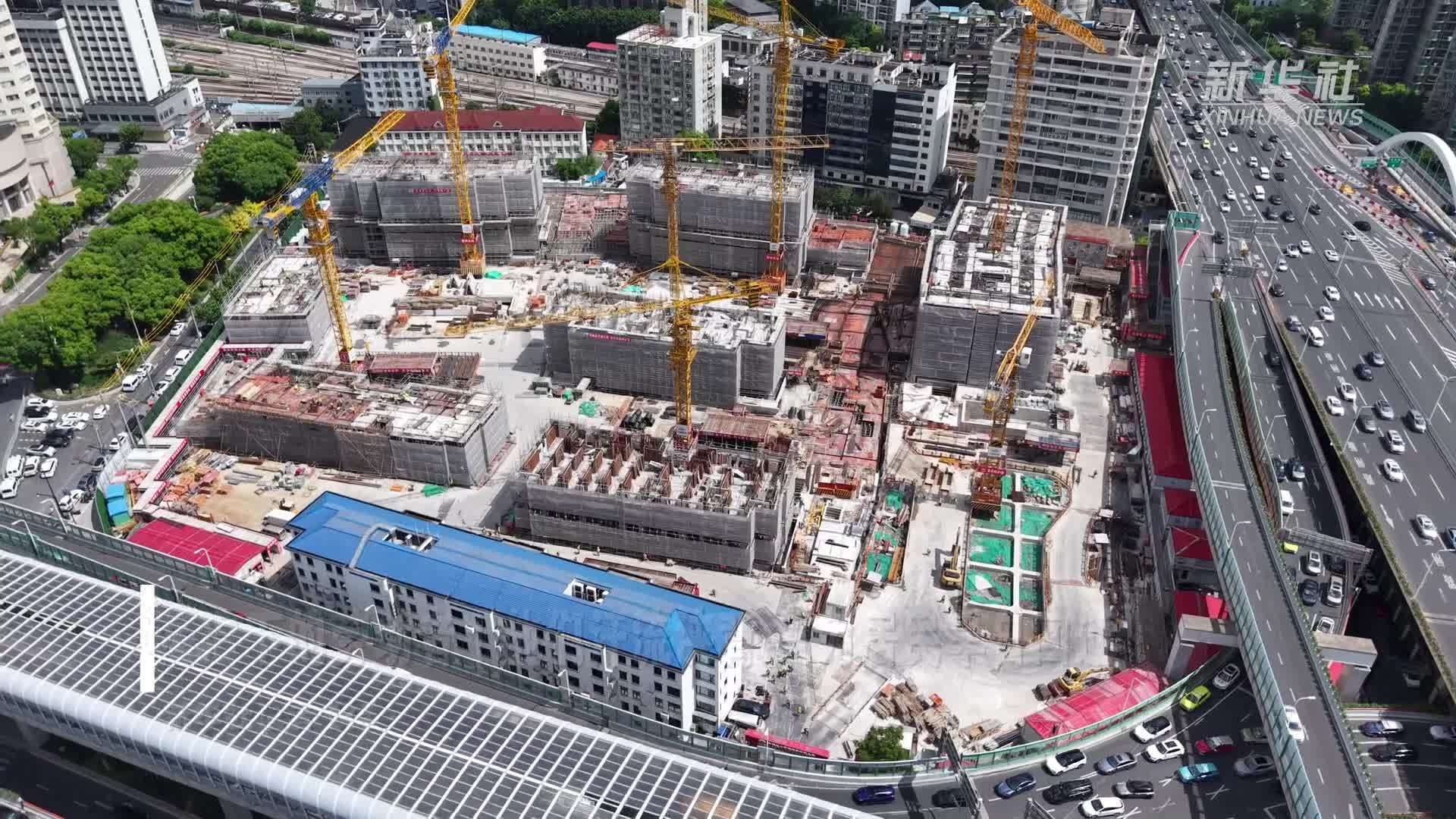 高温下的劳动者｜他们汗流浃背 只为居民早日回迁