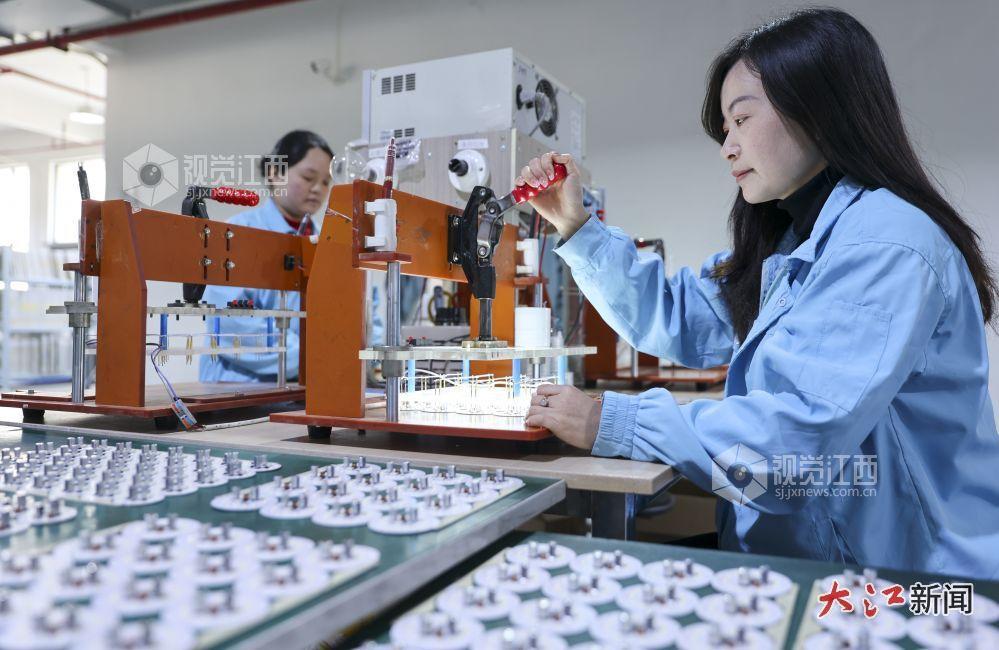 工人們正忙著趕制出口訂單（魏東升 攝）