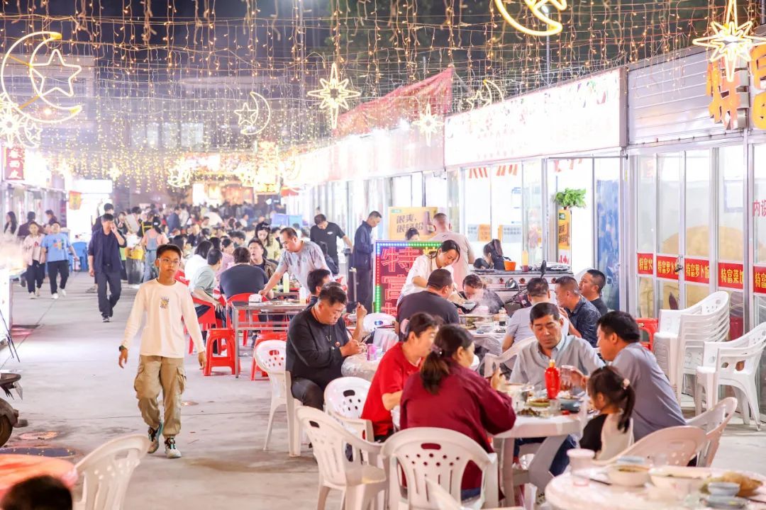 ▲图为斜桥港城夜市