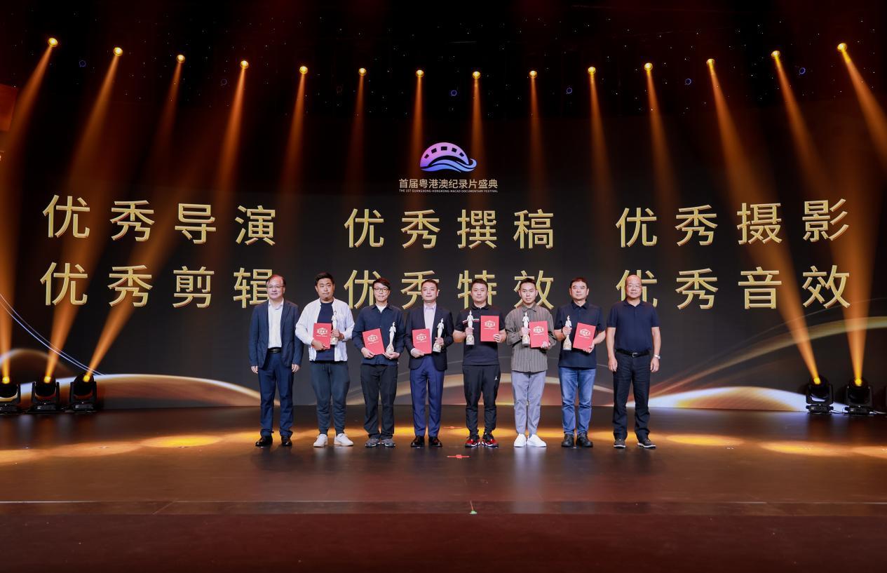 ▲为优秀导演、优秀撰稿、优秀摄影、优秀剪辑、优秀特效、优秀音效颁奖
