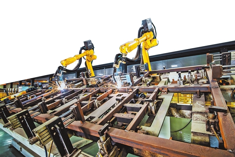 河南鼎能吉研电子科技有限公司智能化生产车间内,动力电池全自动干燥箱焊接生产线上,数台焊接机械臂满负荷运转赶制订单。徐泽源 摄