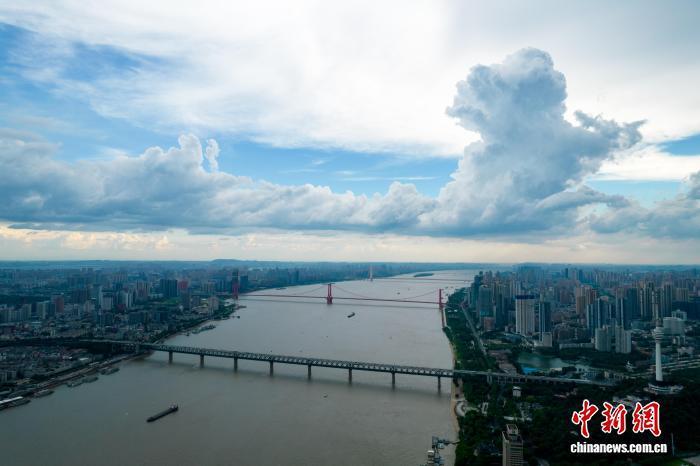 武汉天空中云朵形态万千