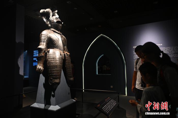 7月24日,在位于甘肃省兰州市的甘肃省博物馆内,游人参观实战盔甲。该盔甲来自于1618年担任米兰公国总督,身高约2米的西班牙贵族唐·戈麦斯·苏亚雷斯·德·菲格罗亚·伊·科尔多瓦。中新社记者 李亚龙 摄