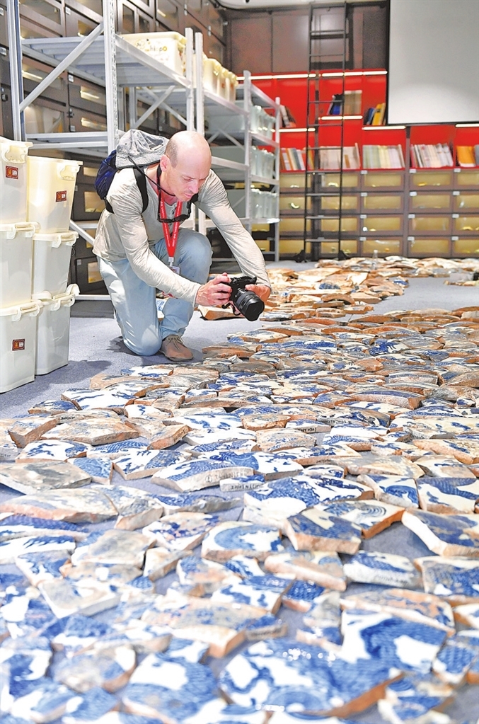 7月16日,外媒嘉宾在景德镇古陶瓷基因库采访拍摄。江西日报全媒体记者 王 祺摄