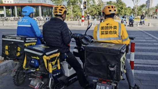 凤凰晚报|派对、年轻女性和私人飞机,美媒揭露特朗普与爱泼斯坦的友谊内幕