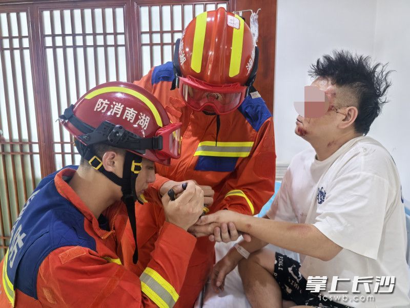 消防员帮助市民取下戒指。 长沙晚报通讯员 胡宇波 摄