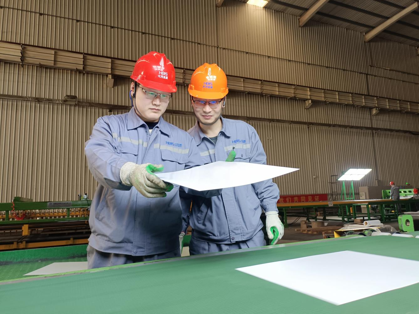 图为河钢集团大河金属质检人员正在检查家电板产线产品质量。（河钢供图）