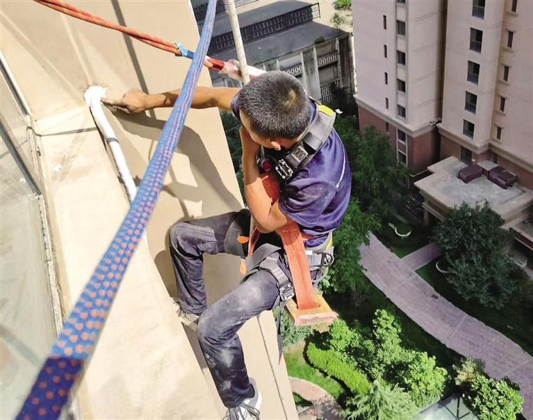 高温天气下空调安装师在高空作业