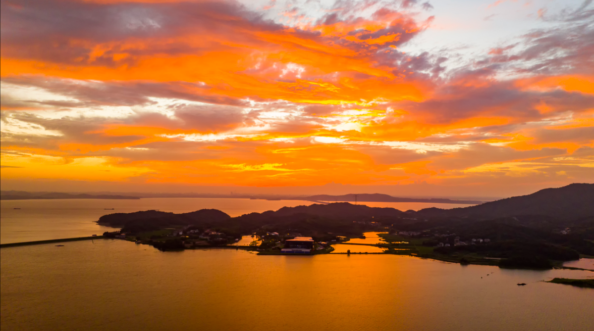 7月25日，鄱阳湖湖口水域出现唯美晚霞。（李学华 摄）
