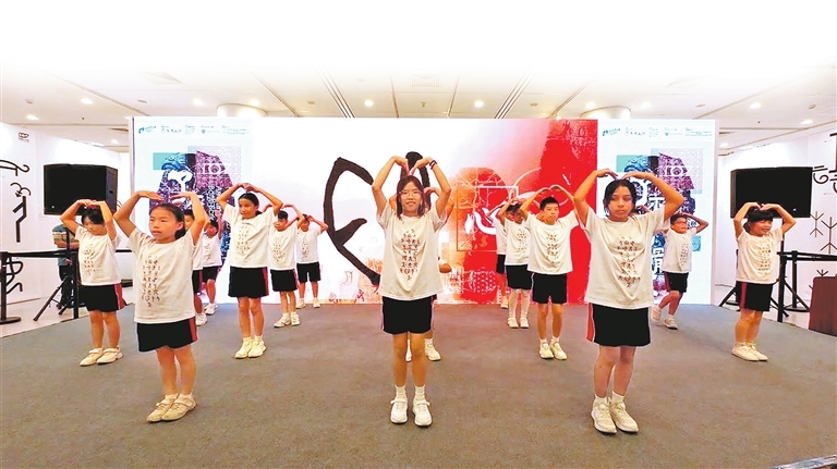 香港小學生在跳甲骨文廣播體操。河南日報社全媒體記者 張新行 攝