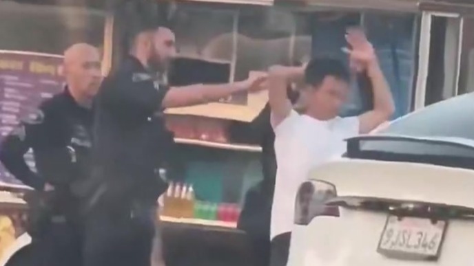 美国卖酱香饼摊主发声：有合法执照证件，走私人口、偷渡都是假消息