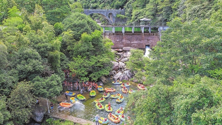庐山市：峡谷漂流 乐享清凉（图）