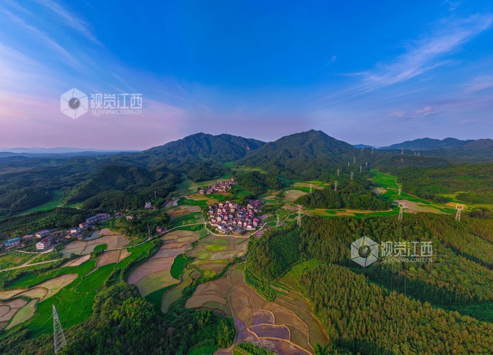 2025年7月15日在江西省吉安市峡江县覆箱峰拍摄的画面。