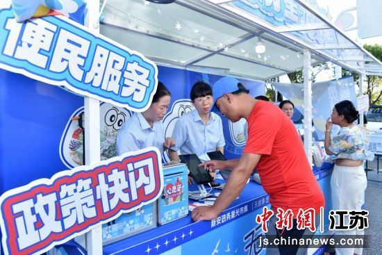 居民走进“政务夜市”体验。崔炜 摄