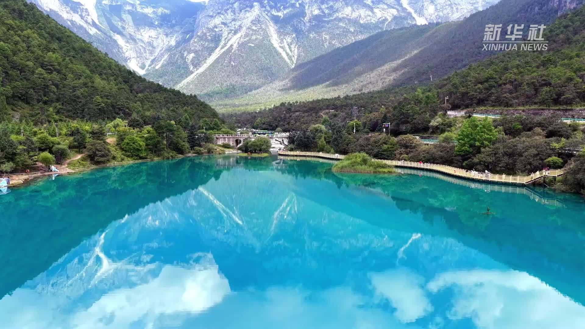 夏日治愈系美景！云南丽江蓝月谷宛如仙境