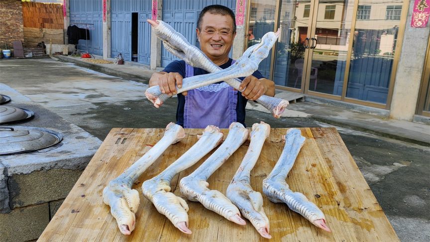 800买7个鸵鸟爪，丢入铁锅卤制2小时，出锅直接抱着啃，真香