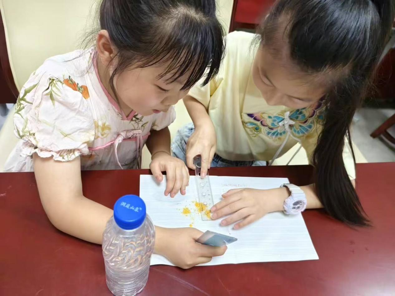 （原图为塔山镇文明夜课堂科学实验活动现场）