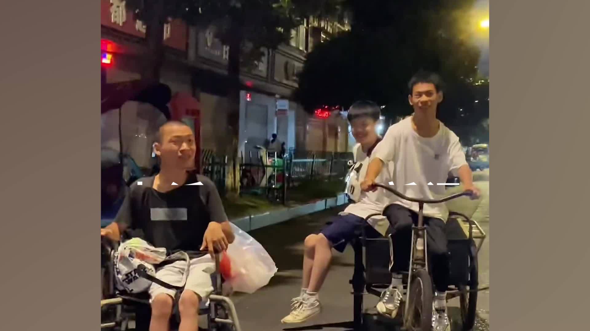 三名脑瘫少年合租摆摊，称这份生计给足了底气：让我们活得踏实