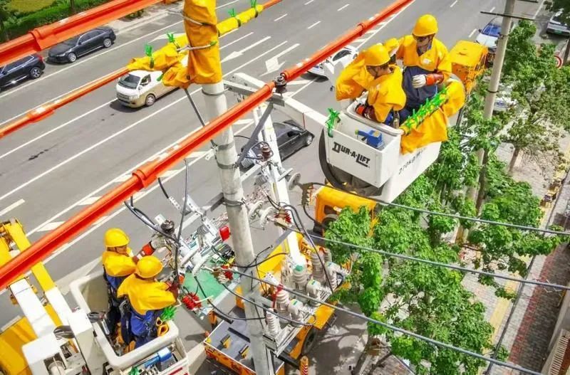 电力工作者在高温下作业。资料图