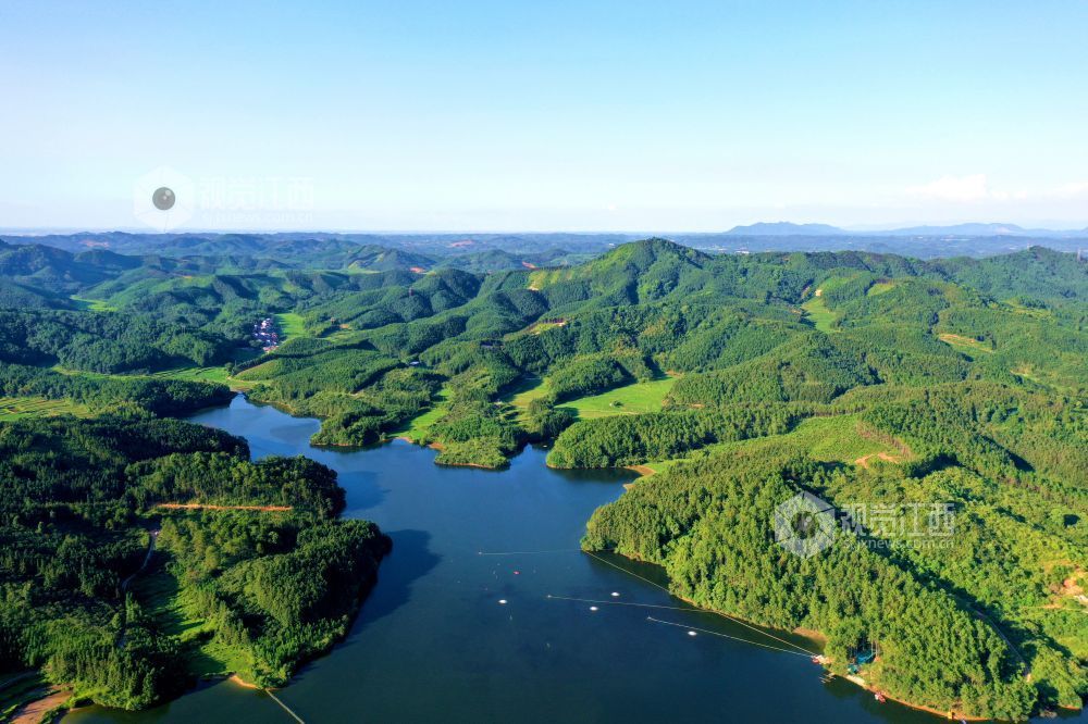 2025年7月24日，俯瞰江西省吉安市峡江县砚溪镇樟溪上景区，星罗棋布的岛屿与成片的绿色植被互相映衬，呈现一派湖光山色的生态画卷。