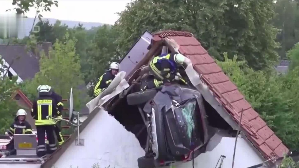 德国离奇车祸，汽车腾空撞进三米高屋顶