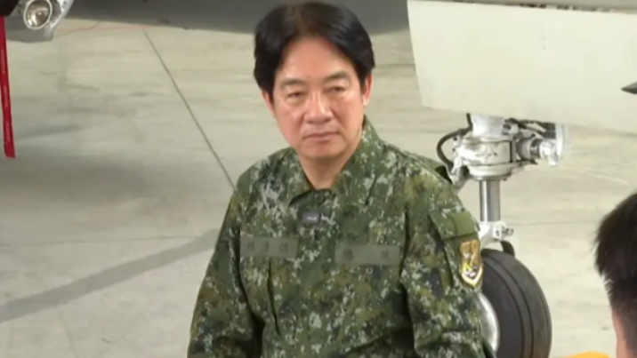 赖清德穿军装视察不回礼只点头，台名嘴：让人怀疑你有没有当过兵