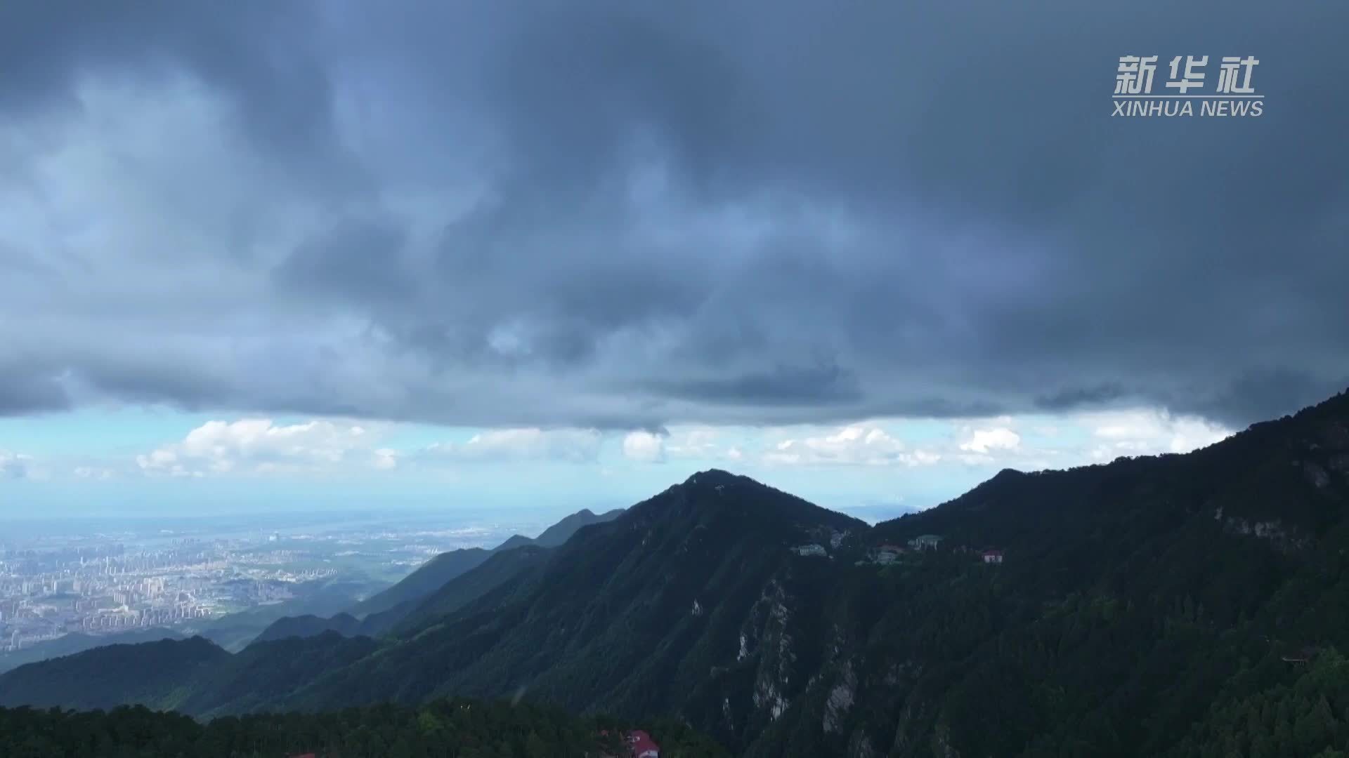 庐山天空现五彩祥云和丁达尔效应