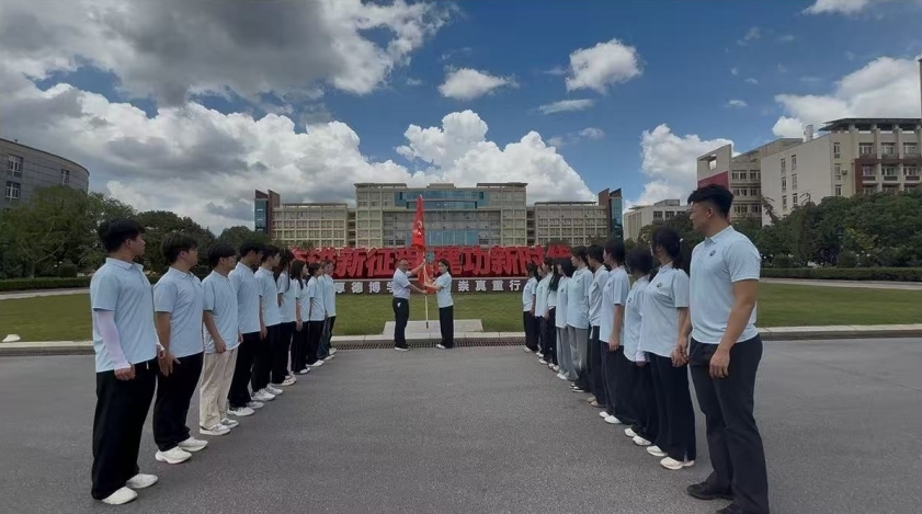 实践队在学校赞贤广场启程。