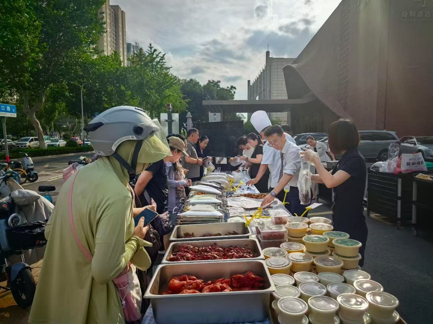 培省时事观 | 山东星级酒店“练摊”?放下“包袱”升腾烟火气