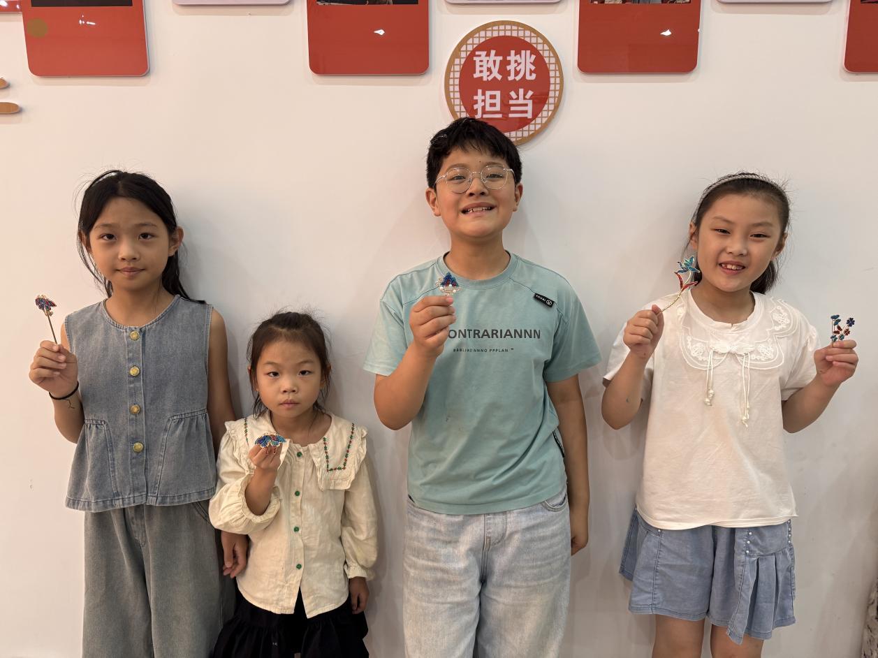 充满童趣的孩子感受开展仿烧蓝传统文化体验活动的快乐 殷一文摄