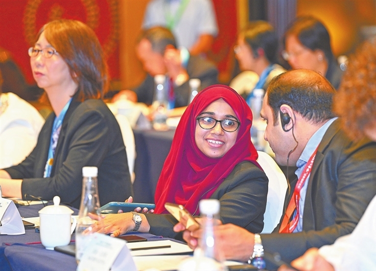 7月19日,2025年“一带一路”记者组织论坛在赣州召开,外媒嘉宾在会议间隙积极交流。江西日报全媒体记者 吴文兵摄