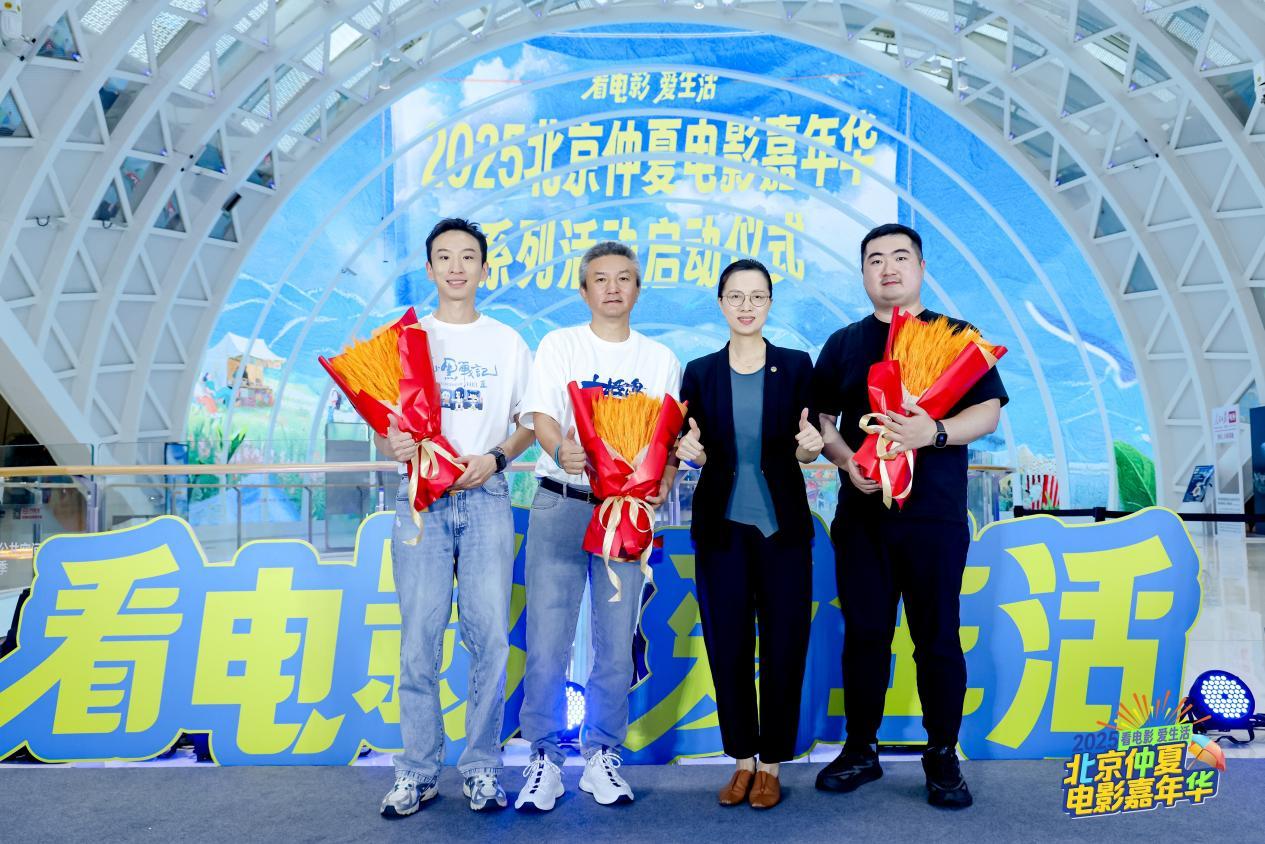 三位影片主创与霍志静
