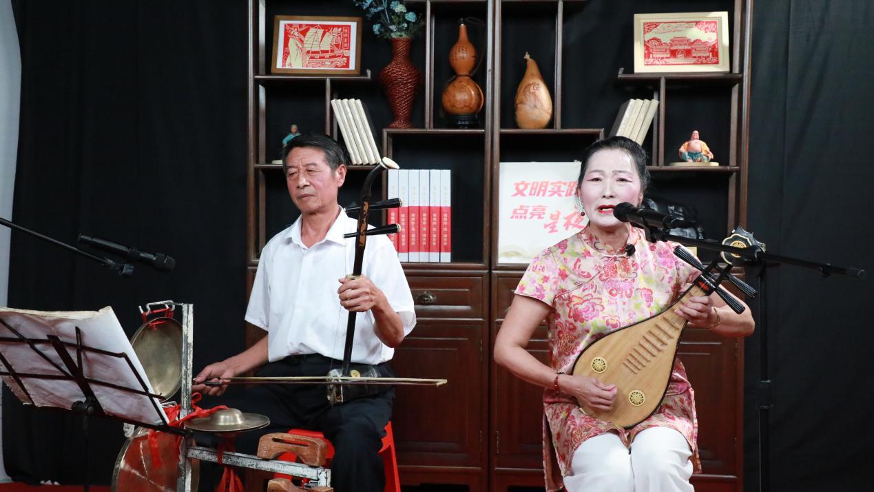 （原图为二道街文明夜书场文艺展演现场）