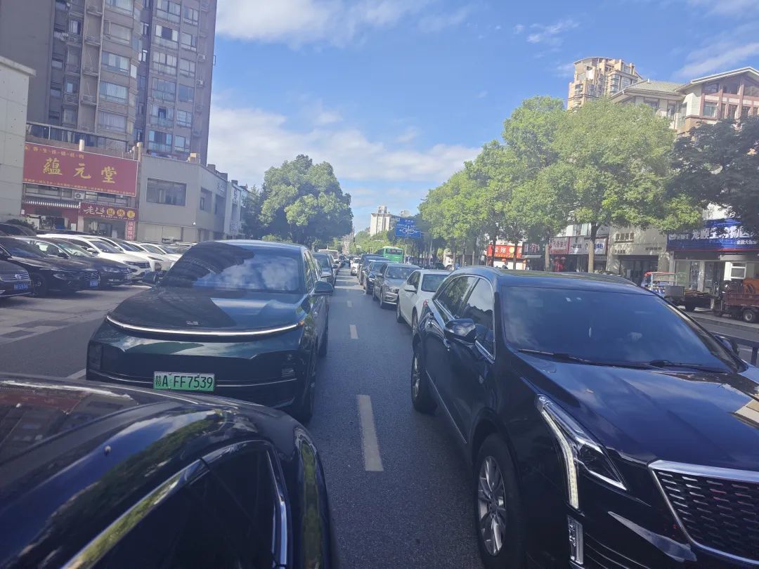 △金融大街堵车严重 全媒体记者曾宜奇摄