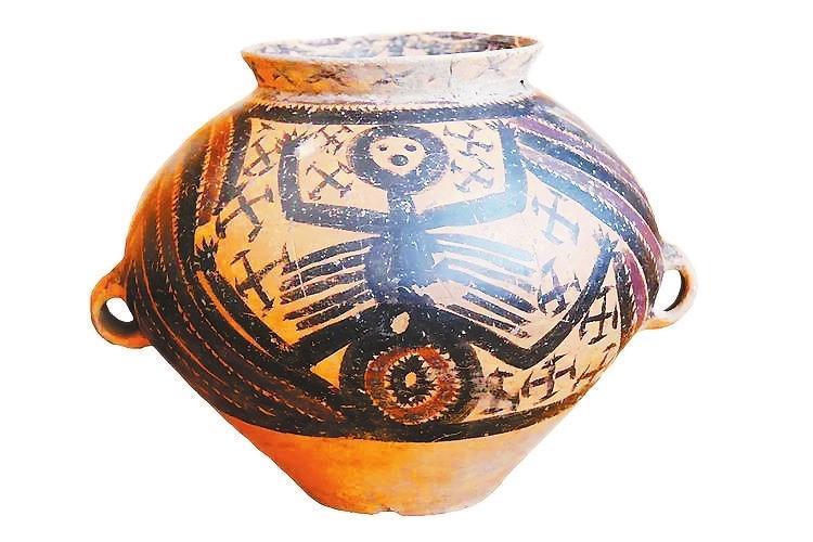 肋骨纹人像彩陶罐　马家窑文化半山类型　马家窑文化彩陶博物馆藏
