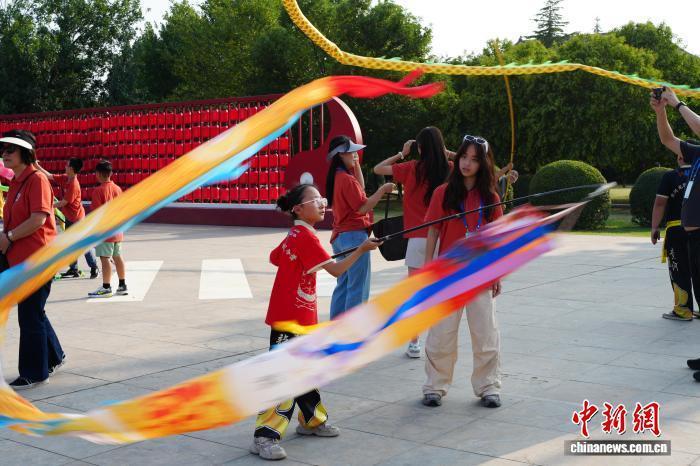 海外华裔青少年河南行:学太极、吹泥埙、玩龙狮凤凰网河南_凤凰网
