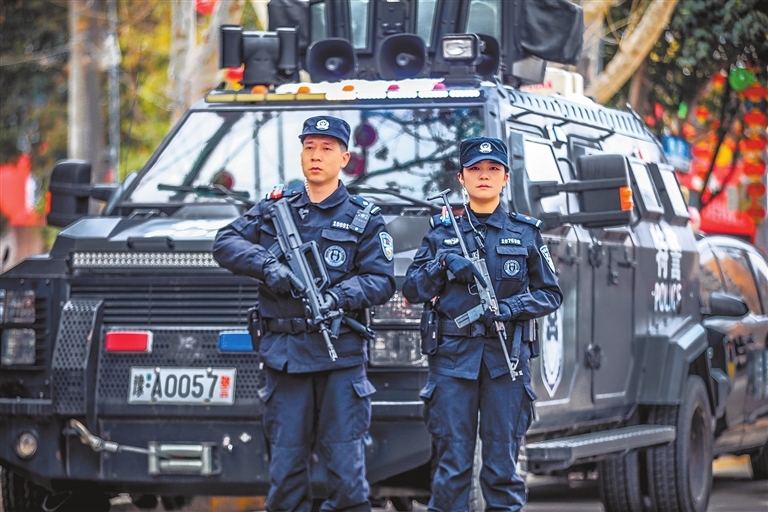 巡特警的“好搭档”装甲车。 裴树恒 摄