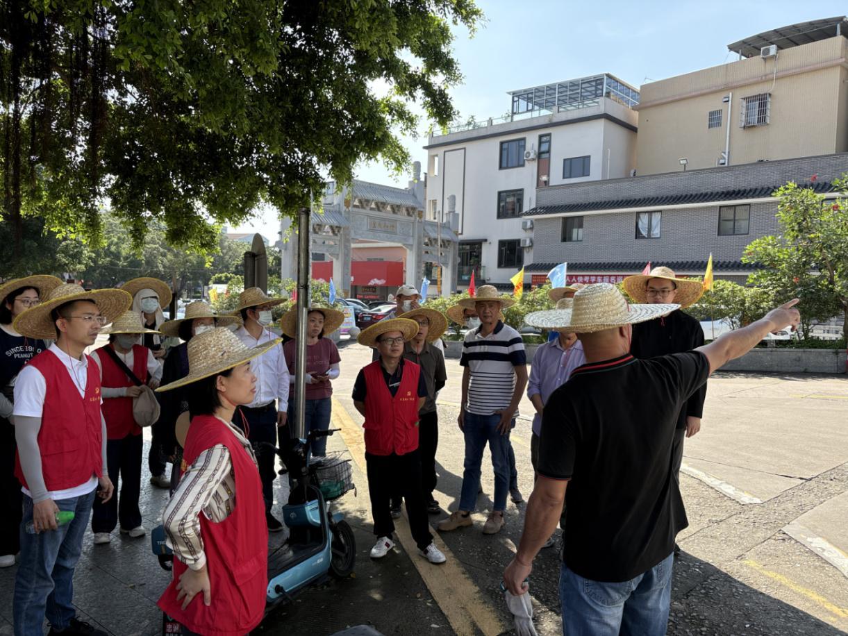 图1 区代建项目中心党员干部正第一时间集结参与爱国卫生运动