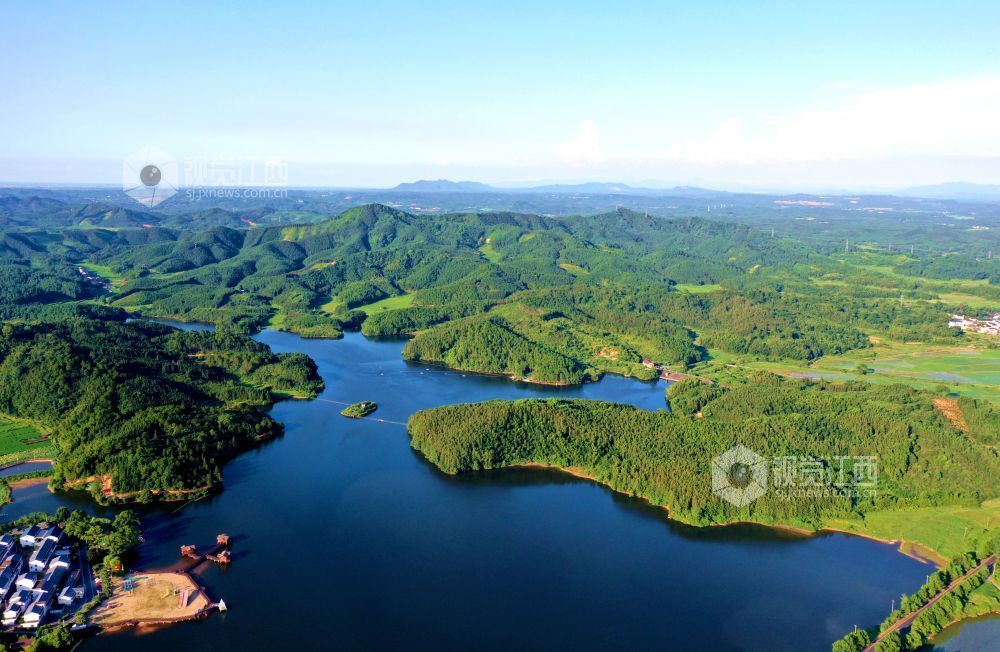 2025年7月24日，俯瞰江西省吉安市峡江县砚溪镇樟溪上景区，星罗棋布的岛屿与成片的绿色植被互相映衬，呈现一派湖光山色的生态画卷。