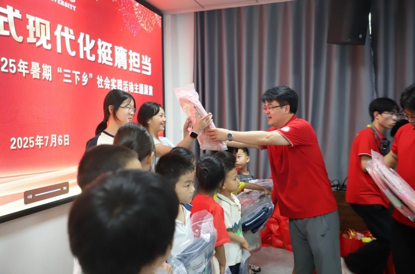 张海涛为当地留守儿童送上学习用品。