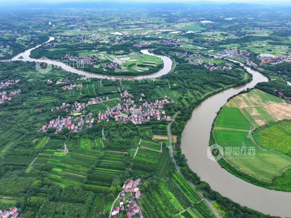 7月22日,江西省吉安市泰和县马市镇蜀口村,蜀口河蜿蜒穿越大地,源源不断输送生态活水,保障农业夏灌用水。