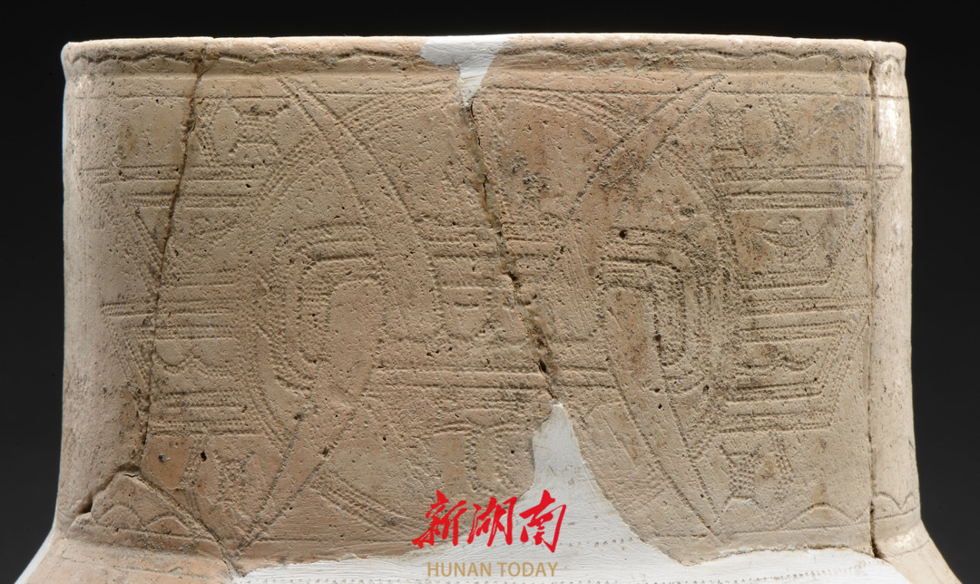 高庙遗址出土白陶罐上的獠牙神兽图像